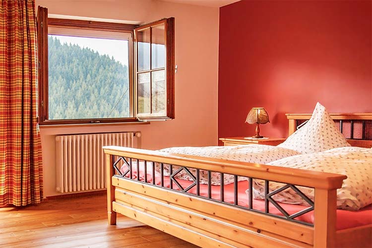 Ferienwohnung Schlafzimmer Doppelbett mit Ausblick Schwarzwald